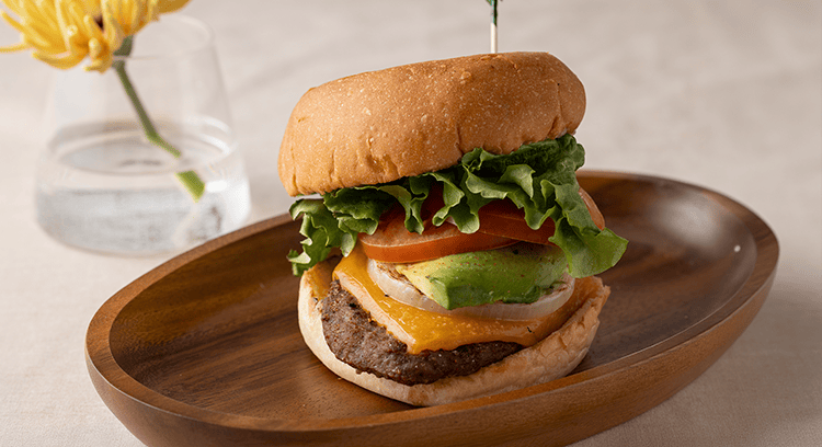 クアアイナ二子玉川 厚切りチーズアボカドバーガー