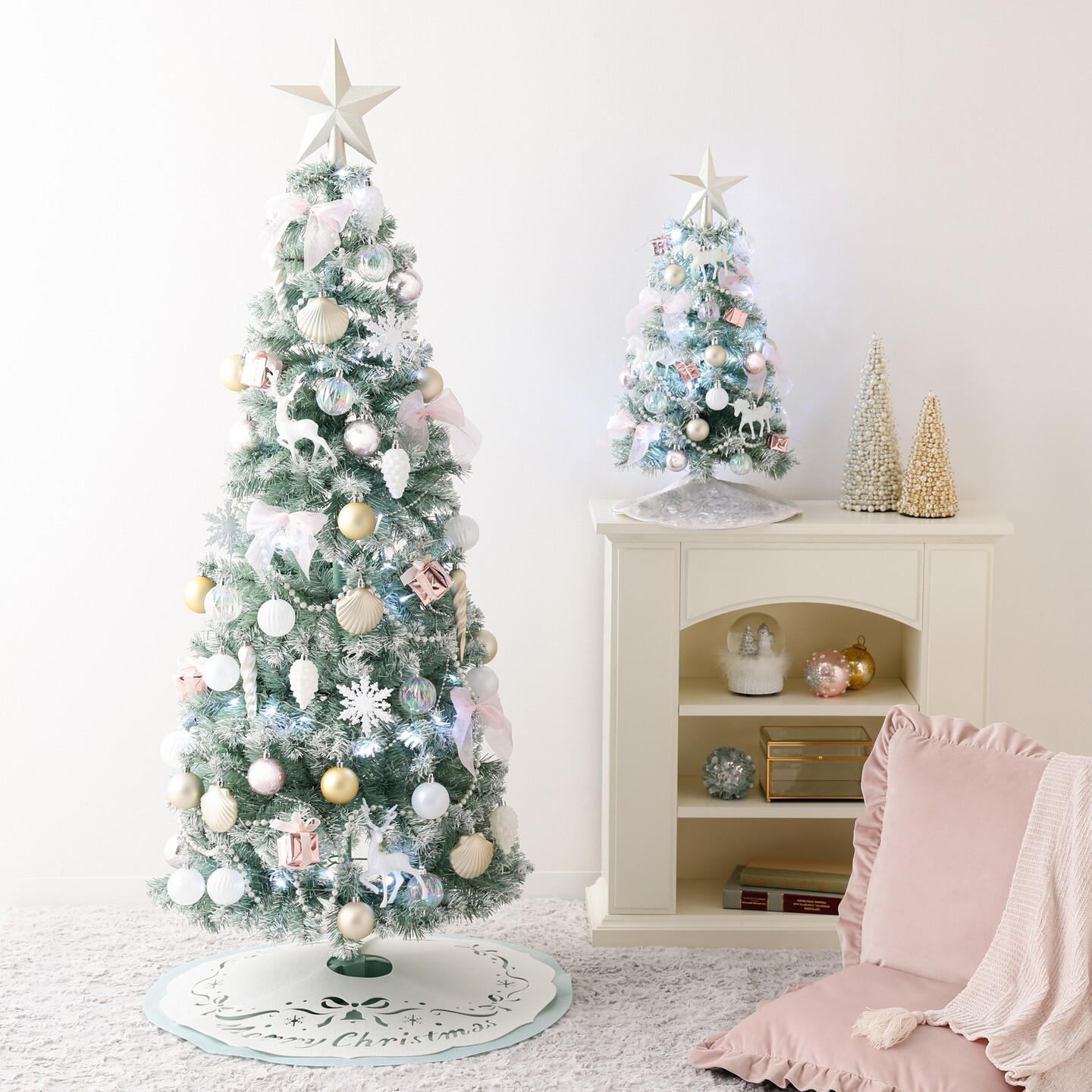 デコレーションアイテムまでセットになった、クリスマスツリー