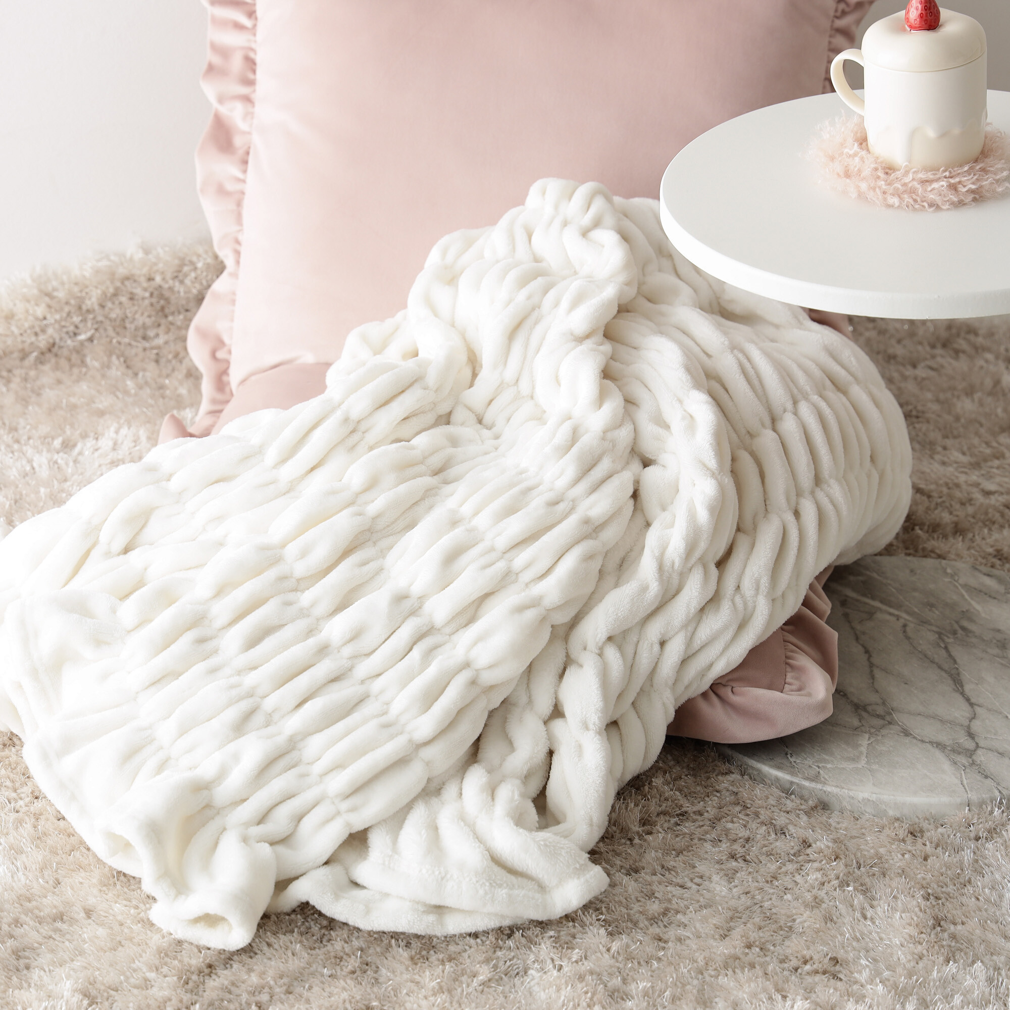 なめらかな肌触りのブランケットのご紹介です☺️🤍 | フランフラン