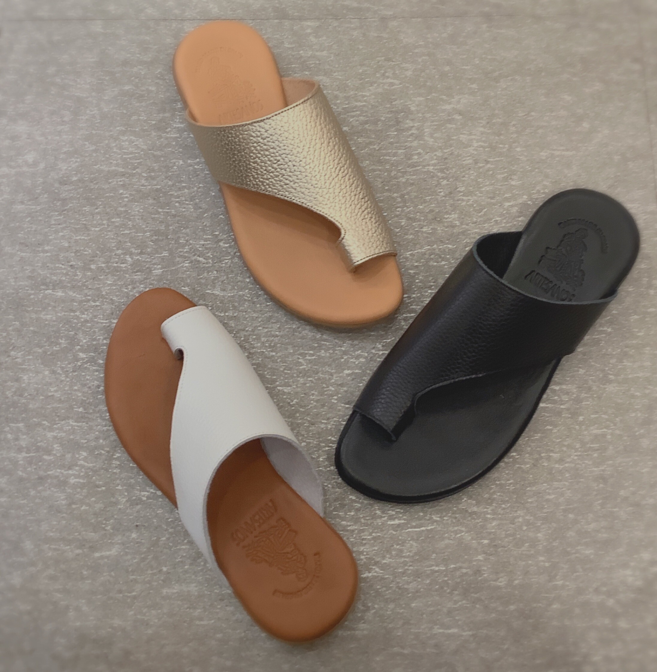 スペイン発『ARTESANOS』レザートングサンダル | ウォッシュ