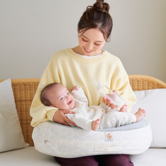出産準備に！エルゴベビーの授乳クッション🍼