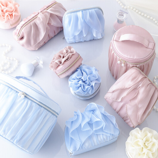 【2026 Spring Collection🦋】 ひらひらとしたオーガンジーのフリルで花を表現した、春らしさあふれるポーチシリーズを1月23日(金)より展開🌸🩵 