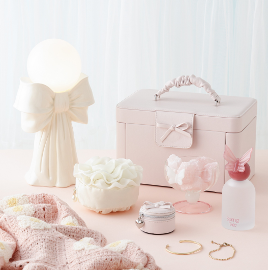 【2026 Spring Collection🦋】 メイクスペースにも春を取り入れよう💓 メイクタイムの気分を上げてくれるアイテムをご紹介します🪄 ̖́-‬