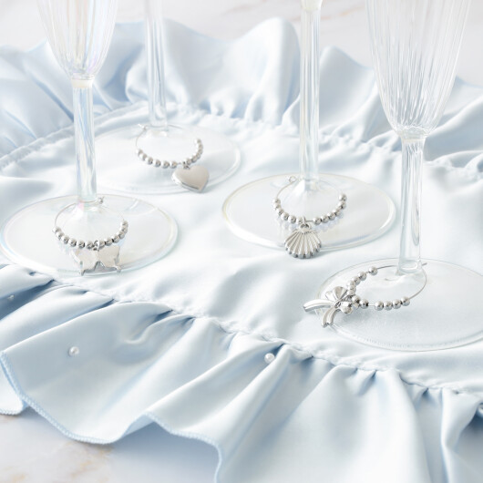 グラスの目印につけられる、チャーム付きのグラスマーカーをご紹介いたします🦋🤍