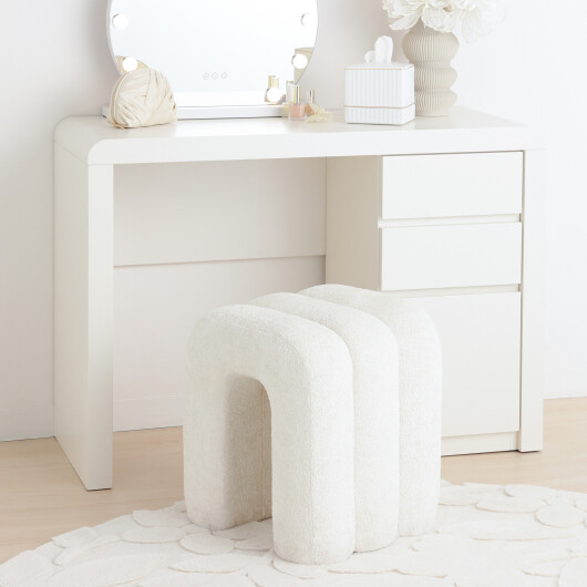 ＼韓国テイストのインテリアにもぴったり🤍／真っ白なカラーリングと、曲線的なデザインが美しいインテリアをご紹介します🪑