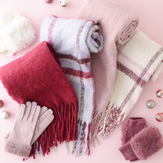 冬のお出かけ時のマストアイテム！カラーリングがおしゃれなマフラーとグローブです🧣🧤