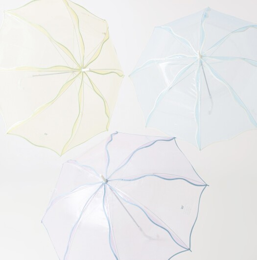 ＼雨の日のお出かけも自分らしく楽しもう☔／ ウェーブ状のパイピングがおしゃれなビニール傘をご紹介します✨