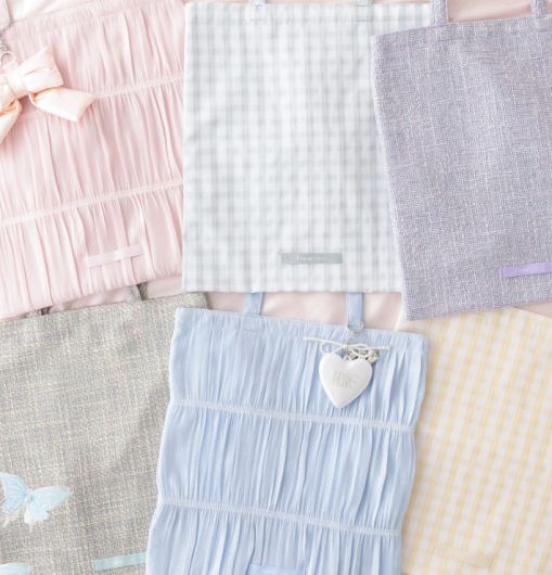 【2026 Spring Collection🦋】 人気のロゴトートシリーズに、春のお出かけ気分を高めてくれる新デザインが登場しました💖