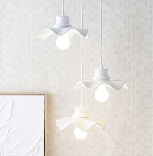 【2026 Spring Collection🦋】 まるで花びらのような陶器のシェードがかわいらしい、ペンダントランプのご紹介です🤍