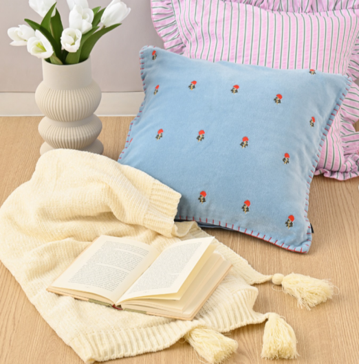 【2026 Spring Collection🦋】 春らしいやわらかいカラーリングと、ふわふわの肌触りが特徴的なひざ掛けをご紹介します🧺