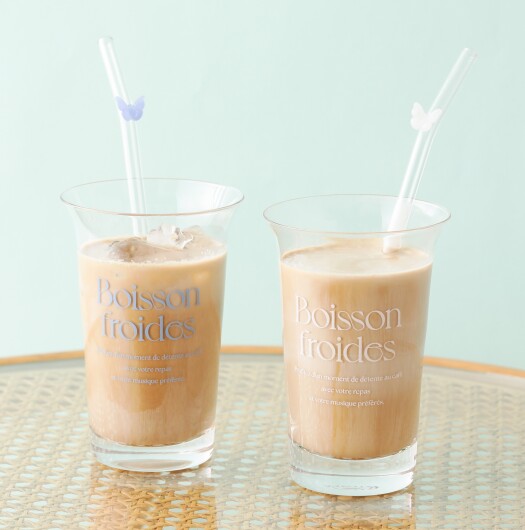 蝶のモチーフがかわいい、ストロー付きのガラスタンブラー！