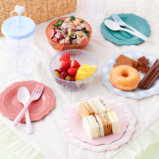 ＼ピクニックにおすすめ🧺／  おしゃれなデザインの横脂製プレートが登場しました🍽️  