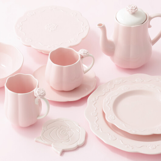 【NEW✨】 バラとリボンのデザインが上品なテーブルウェアが新登場🌹 　
