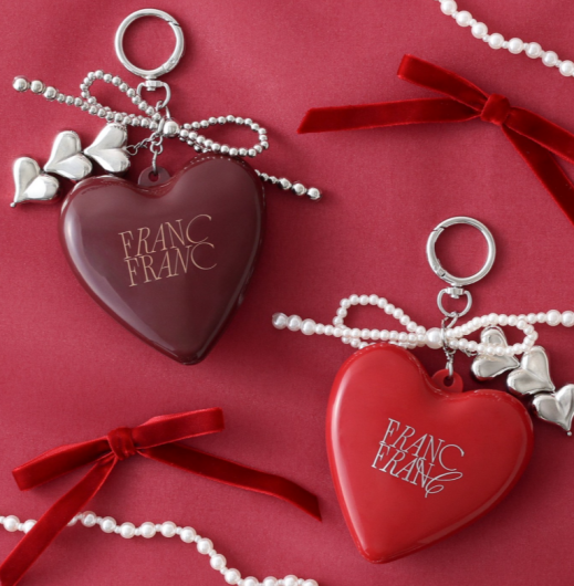 人気のチャーム付き ミラー＆ブラシに、バレンタイン限定カラーが登場しました🍫❤️