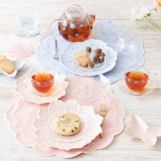 【2026 Spring Collection🦋】 小花柄とクリアなガラスを合わせた、トレンド感のあるテーブルウェアシリーズです🌼🤍