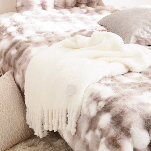 寒い季節のマストアイテム🤍ふわふわとした肌触りのブランケットをご紹介致します🧺