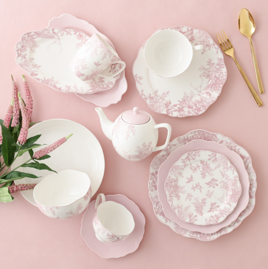 【2026 Spring Collection🦋】 クラシカルで上品なトワルドジュイ柄のテーブルウェアシリーズです🍽️
