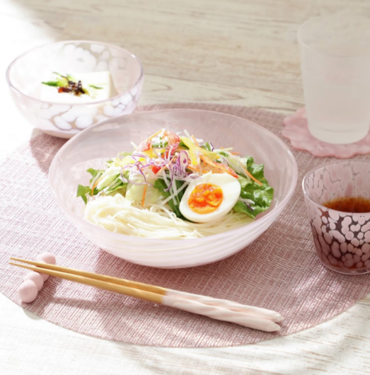 暑い夏の食卓を涼しく感じられるテーブルウェアをご紹介します！