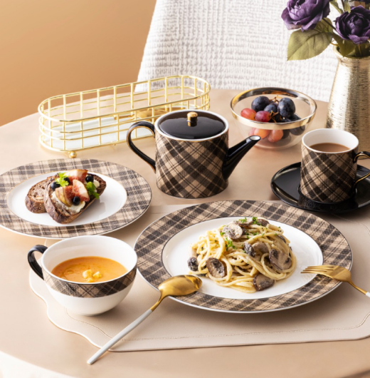 【NEW】おしゃれな秋のおうちカフェを叶える、タータンチェック柄のテーブルウェア🥨
