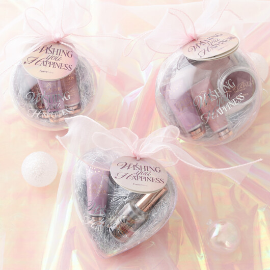 ＼どのカラーが気になりますか？💭／ オーナメントのようなデザインのギフトセットをご紹介いたします🎁🤍