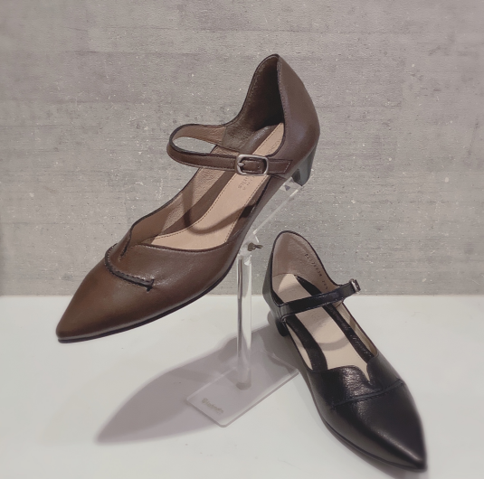 『works』ストラップパンプス