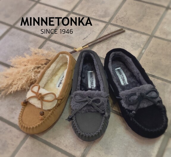 『MINNETONKA 』ウッドビーズ付きファーモカシン