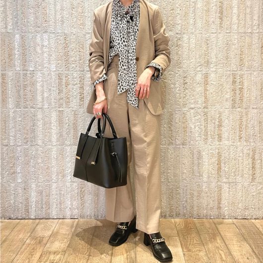 美easyシリーズのスタッフコーデ