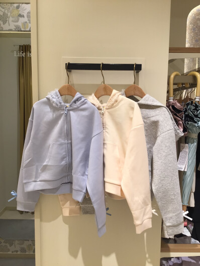 【Kids】袖がリボンの新作パーカー入荷致しました👧🎀