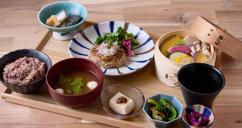 【選べる主菜の2種盛り定食とせいろ蒸し】