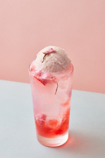 桜を使用した季節のお飲み物をご用意してます！