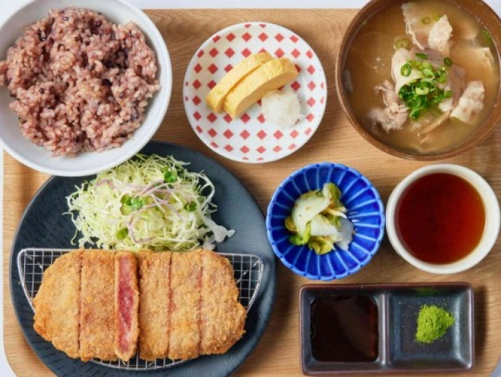 【chano-ma　牛レアカツ御膳】抹茶塩、ソース、京都藤井茗縁ほうじ茶付き