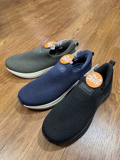 手を使わずに履けるハンズフリーシューズ