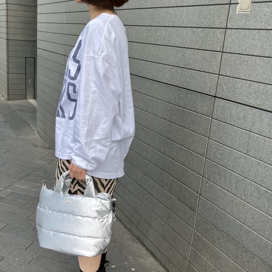 ✨メタリックなフェザーのバッグ✨